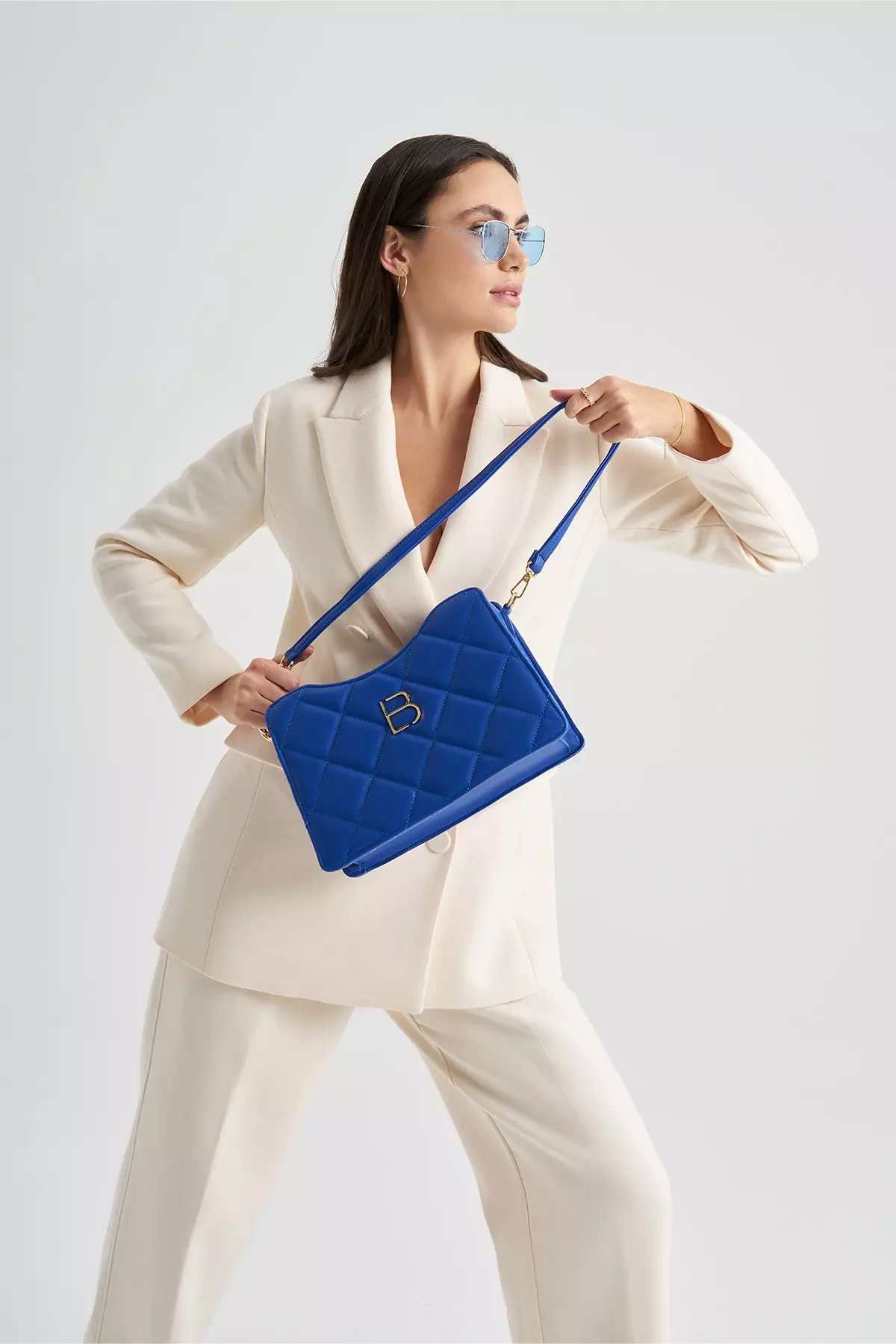 Women Cream Chain Detailed Shoulder Bag